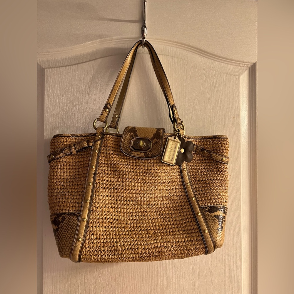 Like new Coach shoulder bag go to color